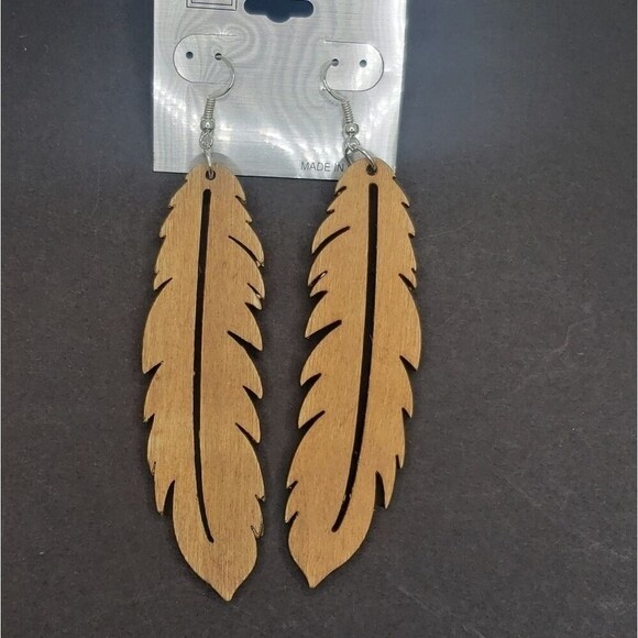 𝅺long boho wood carved feather shape earrings brown feathers - Picture 2 of 3